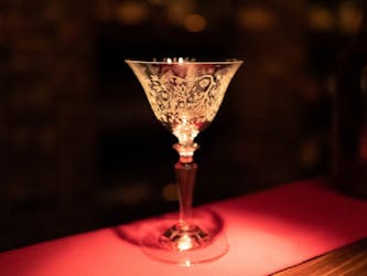 Virtuele ervaring over misdaden en cocktails met cocktailarrangement